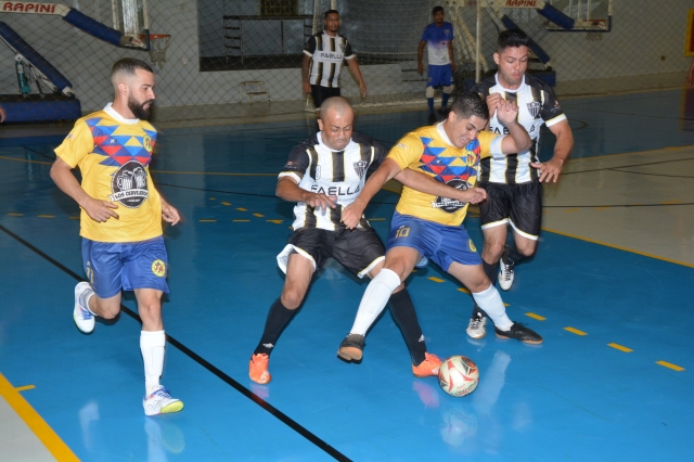 Na foto lance do jogo entre Jardim América e Resenha pela edição 2022 da Nova Copa Lençóis de Futsal (foto arquivo/Prefeitura)