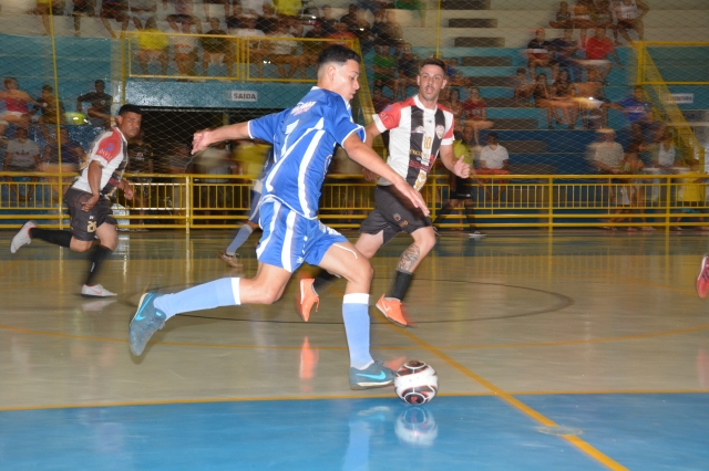 Na foto, lance do jogo entre Expresso Lençoense e Adega Santa Fé (uniforme azul)