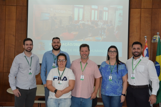 Prado com a equipe do RH e os secretários Júnior Ramos (RH) e Railson Rodrigues (Educação) durante a integração realizada nesta quarta-feira, 1