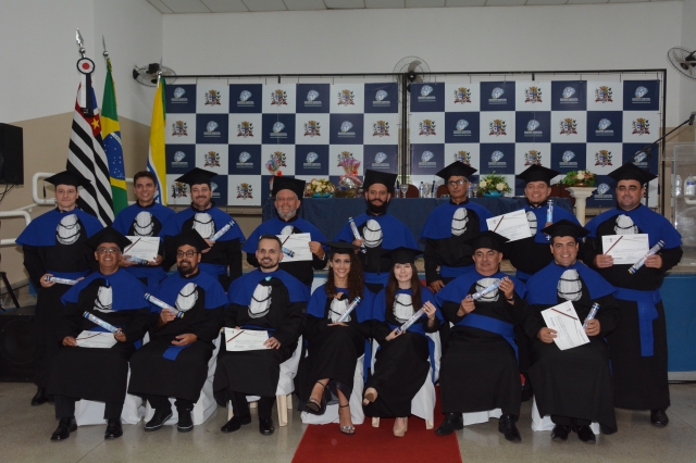 Formandos dos cursos de Engenharia de Computação e Engenharia de Produção após a cerimônia de colação de grau