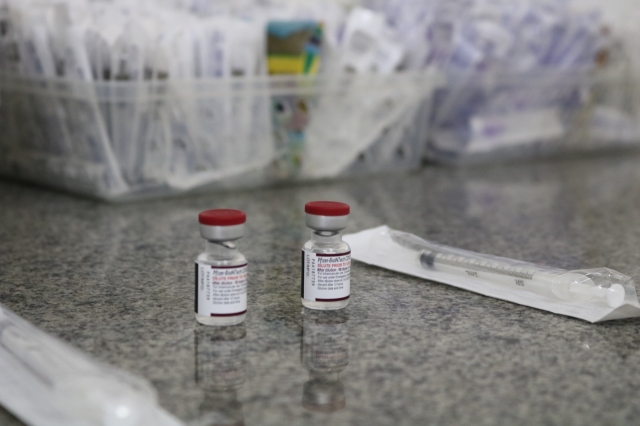 Vacina para crianças de seis meses e menores de três anos está disponível em todas as unidades