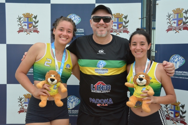 Na foto Luana e Rebeca, que conquistaram o título do 1º Torneio Verão de Areia Feminino e o coordenador Adolfo Martini