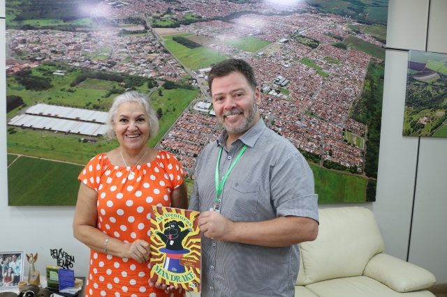 Educadora e escritora lençoense lançou seu primeiro livro