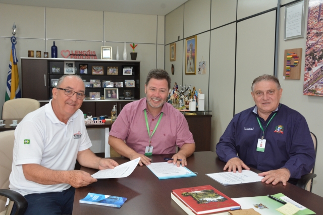 Prefeito Prado durante encontro com o empresário Claudinei Andriotti e o secretário Paulo Ferrari