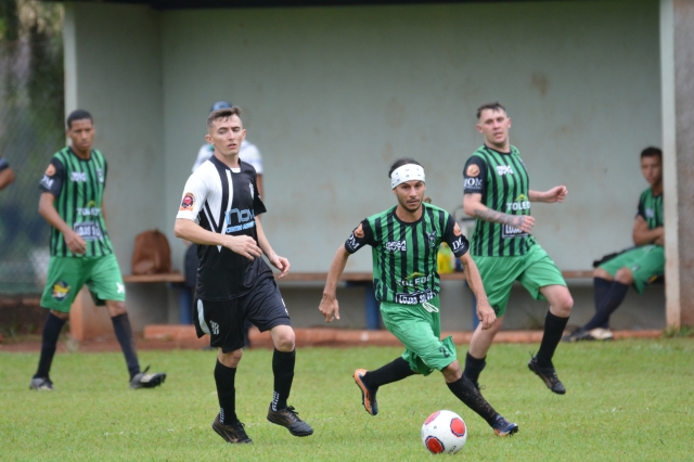 Na foto, lance do jogo entre Unidos da Vila (calções verdes) e Ponte Preta