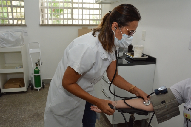 Unidades de Saúde da Ubirama, Monte Azul e Núcleo funcionam no sábado, 8. Na foto servidora durante procedimento para aferir pressão