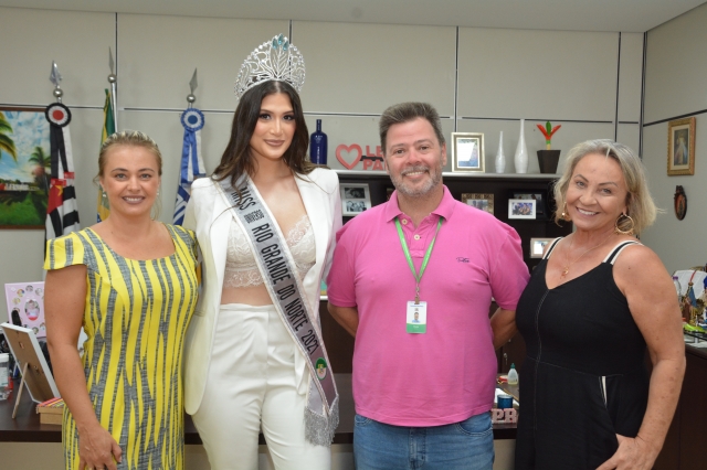 Modelo participa como júri da competição Rainha da Facilpa nesta quarta