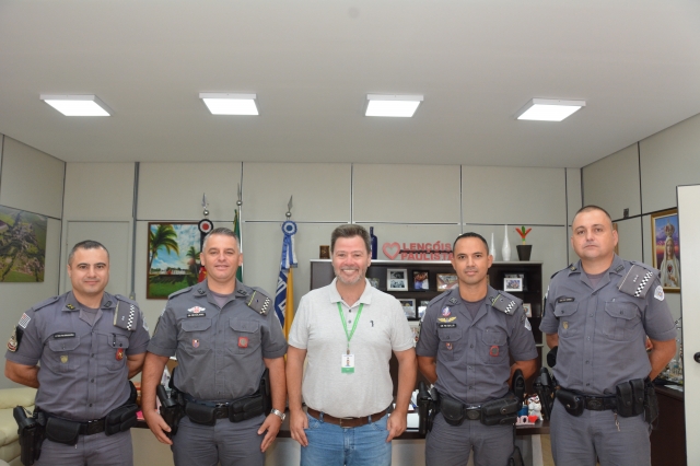 Prefeito Prado durante encontro com os policiais militares
