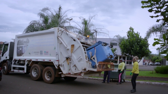Coleta mecanizada está presente em toda a cidade