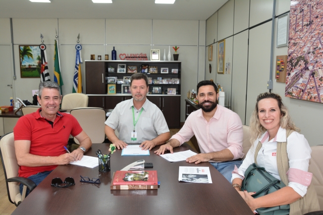 Prefeito Prado e o secretário de Educação, Railson Rodrigues, durante encontro para formalização do acordo de cooperação técnica