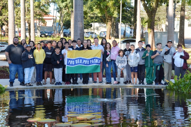 Na foto, prefeito Prado com os alunos da Escola Guiomar Fortunata Coneglian Borcat