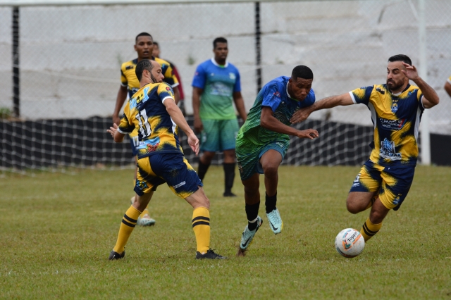 Na foto, lance do jogo entre Grêmio Cecap (uniforme amarelo) e Chape