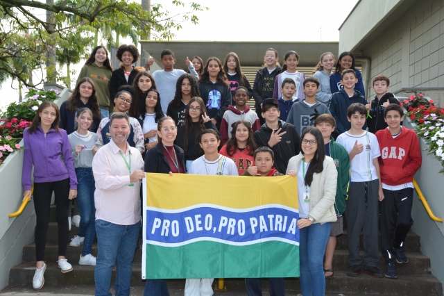 Alunos da Escola Guiormar Fortunata Coneglian Borcat ao final do encontro com o prefeito Prado