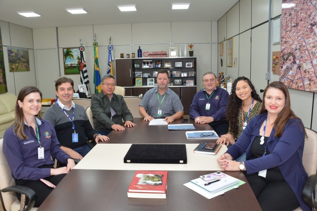 Na foto, prefeito Prado e o secretário Paulo Ferrari, durante a assinatura da adesão ao Programa SEBRAE-SP de Desenvolvimento Local