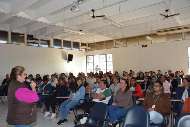 Encontro realizado no auditório da Secretaria de Educação reuniu agentes comunitários de saúde e agentes de endemias