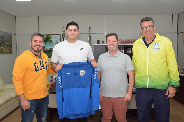 Emannuel durante encontro com prefeito Prado; atleta fechou primeira temporada em maio deste ano