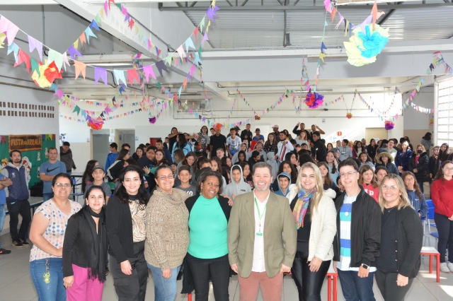 Prado durante ao final do encontro com alunos e equipe gestora da Escola Rubens Pietraroia