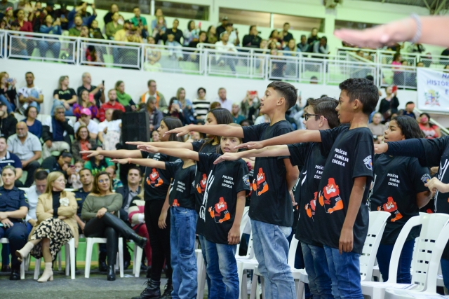 Formandos do Proerd durante o juramento na cerimônia de formatura realizada no CSEC