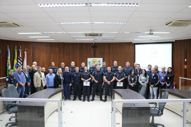 Novos guardas civis municipais receberam o certificado nesta segunda-feira, 3