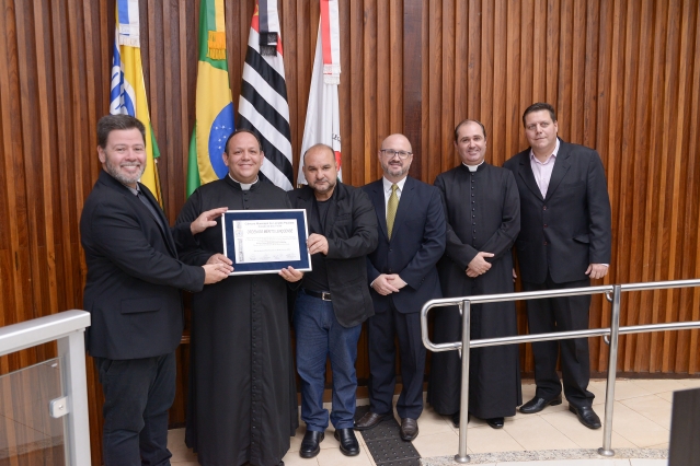 Prefeito Prado com o homenageado, padre Adauto, ao final da cerimônia realizada pela Câmara Muncipal
