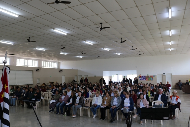 Profissionais e usuários se reuniram nesta quinta para discutir a reconstrução do SUAS