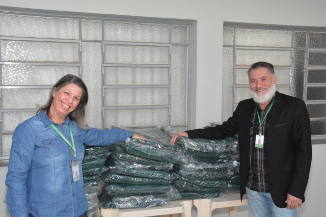 Adriana Lenci e Ney Góes durante o recebimento de lote de cobertores