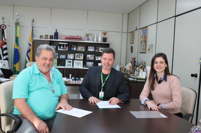 Paulo Galli, o prefeito Anderson Prado e Marina Amaral Coneglian Luiz