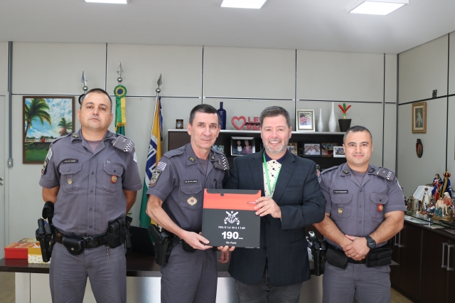 Livro conta 190 anos de história da Corporação em fotos