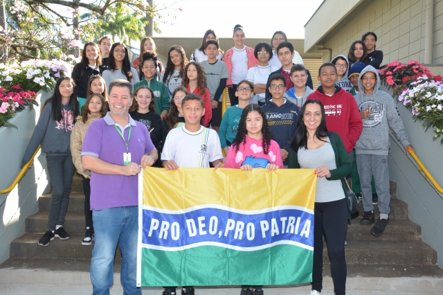 Alunos da Escola Idalina ao final do encontro com o prefeito Prado nesta quinta-feira, 3