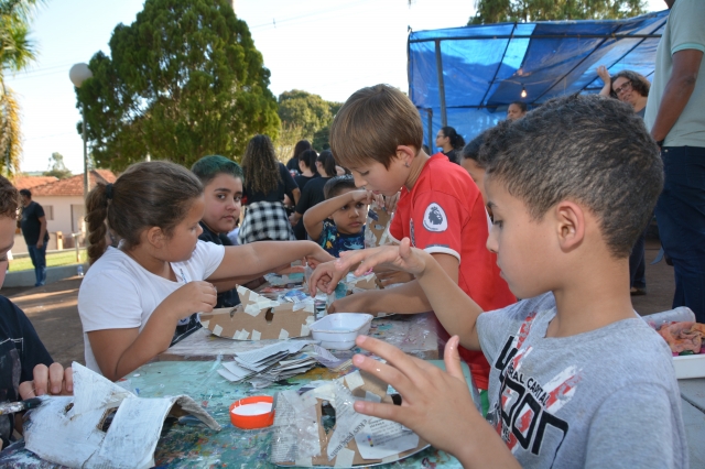 Oficina de máscaras é umas das atrações do Bairro Feliz neste sábado, em Alfredo Guedes (foto arquivo Prefeitura)