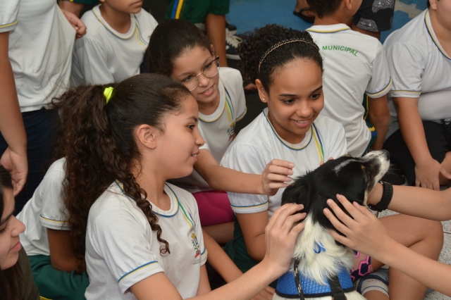Na foto, alunos da Escola Luiz Zillo e o cão Lelo