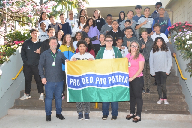 Alunos da Escola Idalina Canova de Barros durante encontro com o prefeito Prado nesta terça-feira, 22
