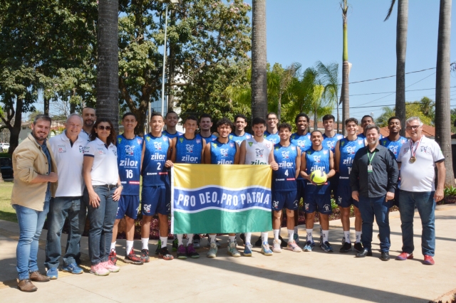 Atletas posaram para fotos ao final do encontro com o prefeito Prado