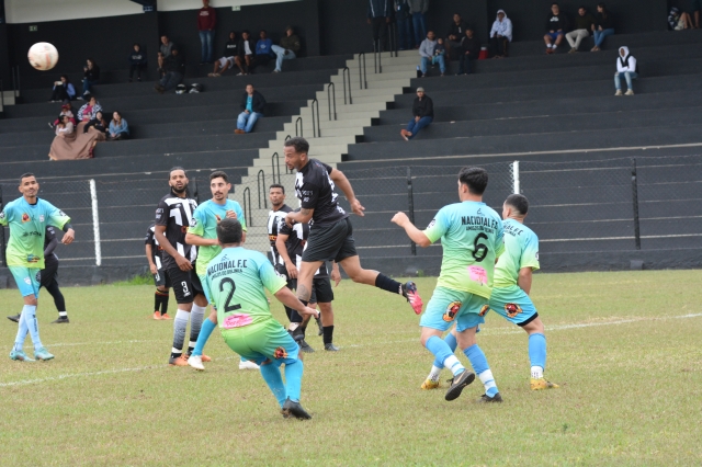 Na foto, lance do jogo entre Nacional e Unidos do Júlio Ferrari (calções pretos)