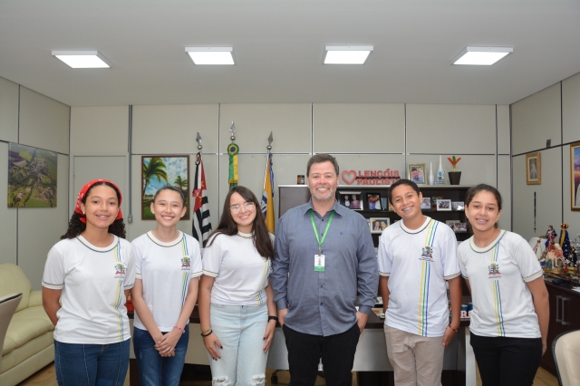 Alunos da Escola Idalina ao final do encontro com o prefeito Prado