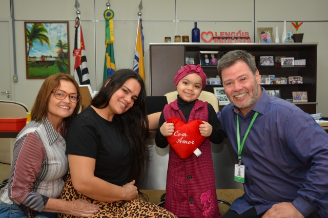 Heloisa durante encontro com o prefeito Prado em seu gabinete