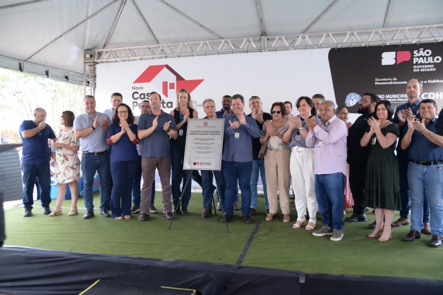 Primeiras famílias receberam a chave de seus imóveis nesta sexta-feira, 22