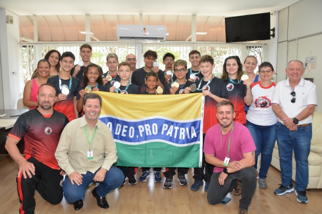 Atletas da equipe Invictus durante encontro com o prefeito Prado