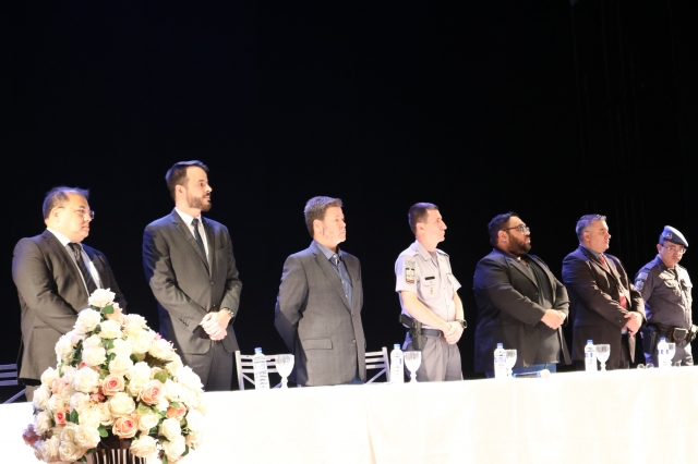 Oficiais, políticos e pessoas da comunidade receberam a homenagem