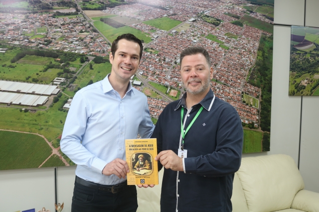 Prefeito Anderson Prado recebeu livro do escritor