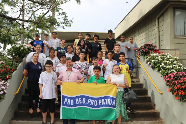 Prefeito recebe alunos em seu Gabinete