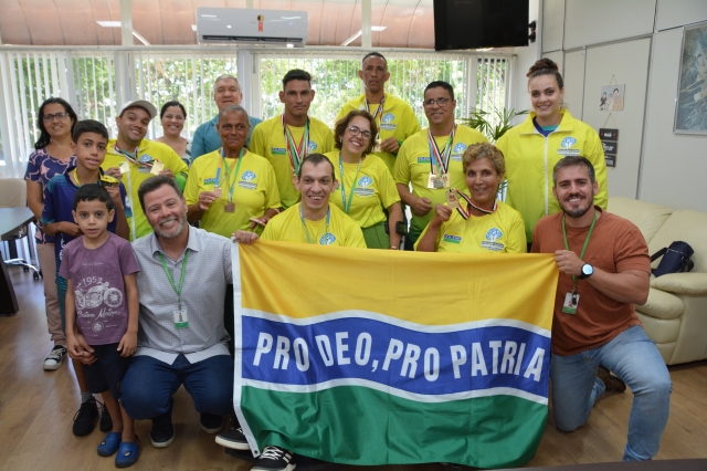 Atletas durante encontro com o prefeito Prado