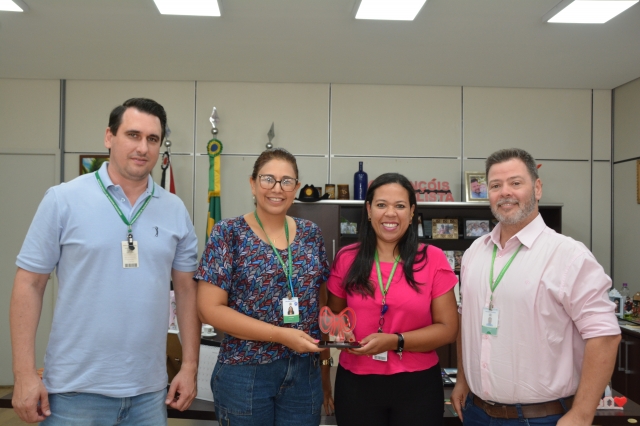 Na foto, o secretário de Saúde, Adriana, Josiane e o prefeito Prado durante encontro no Gabinete