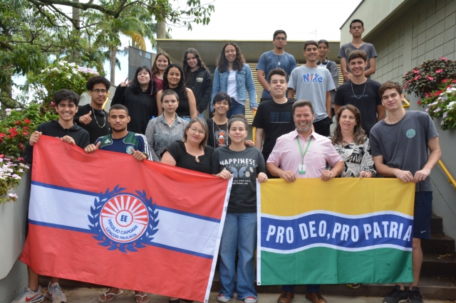 Alunos posam para a foto ao final do encontro com o prefeito Prado