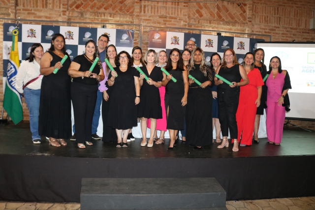 Agentes comunitários após a cerimônia de formatura realizada no Espaço Cultural Cidade do Livro