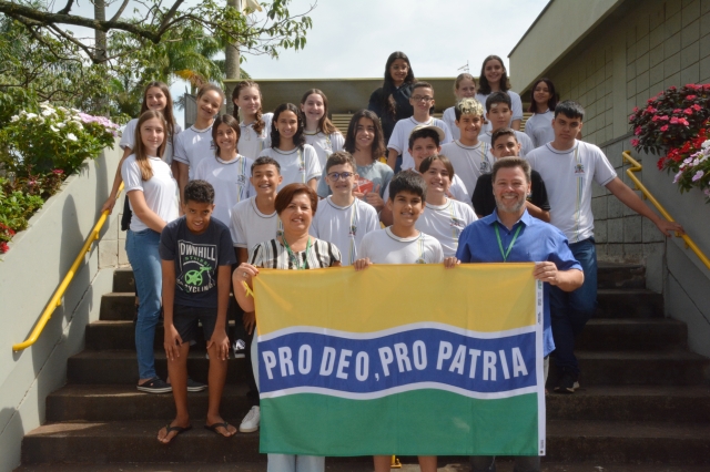 Alunos da Escola Lina Bosi Canova ao final do encontro com o prefeito Anderson Prado nesta quarta-feira