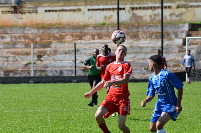 Na foto, lance do jogo entre Asa Branca (uniforme vermelho) e Expressinho (Botucatu)
