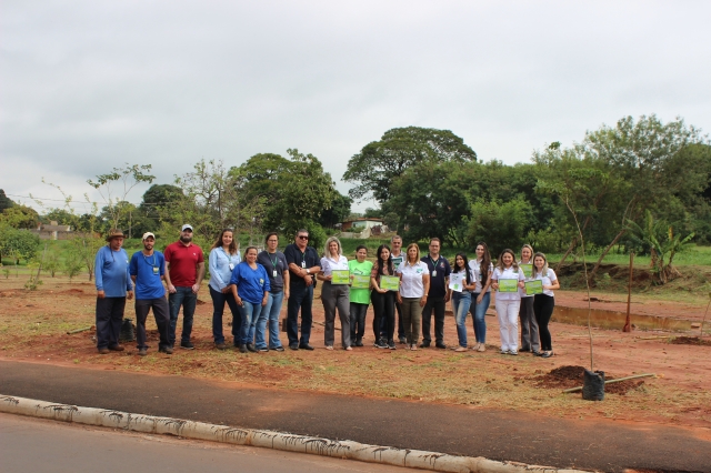 Plantio envolveu servidores municipais e parceria com a Unimed