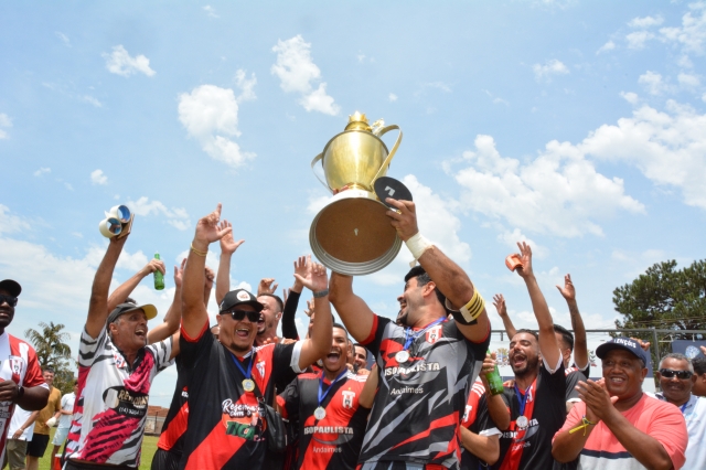Jogadores do Atlético Primavera comemoram título da Copa Regional