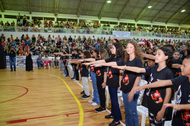 Alunos de sete escolas da Rede Municipal e Particular de ensino participaram da cerimônia realizada no CSEC